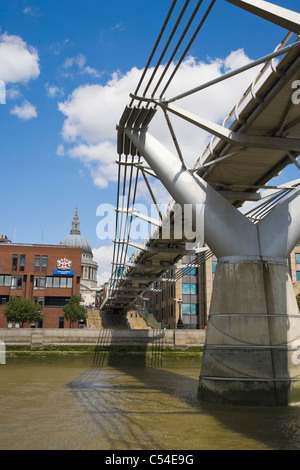 Millennium Bridge con la City of London School, vista dal fiume Tamigi, City of London, England, Regno Unito Foto Stock