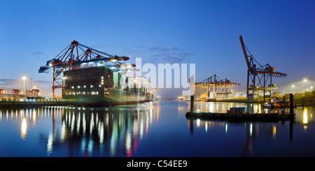 Contenitore nave CSCL STAR di Hong Kong, una delle più grandi navi portacontainer nel mondo, Eurokai Terminal Container, Amburgo, Porto Foto Stock