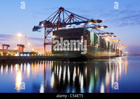 Contenitore nave CSCL STAR di Hong Kong, una delle più grandi navi portacontainer nel mondo, Eurokai Terminal Container, Amburgo Foto Stock