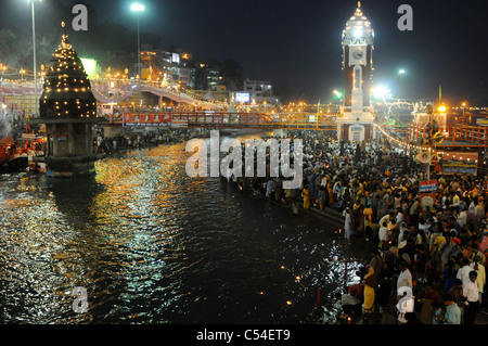 Pellegrini presso il Kumbh Mela Festival a Haridwar, India Foto Stock