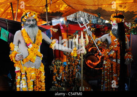 Un sadhu (Hindu uomo santo) presso il Kumbh Mela festival in India. Foto Stock