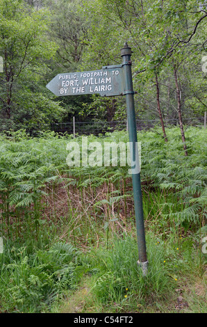 Cartello indicatore sulla parte del West Highland Way tra Kinlochleven e Fort William. Foto Stock