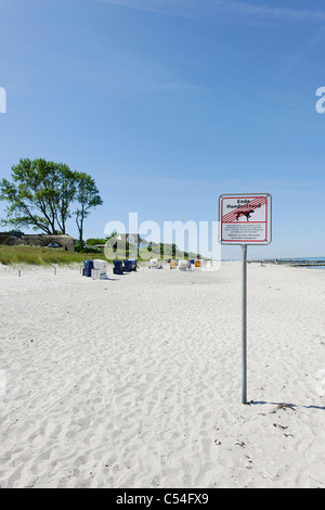 Segno sulla spiaggia del cane di Ahrenshoop, Fischland-Darss-Zingst peninsula, Mar Baltico, North Western Pomerania distretto, Mecklenburg Foto Stock