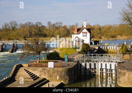 Goring Lock e Weir sul Fiume Tamigi all The Goring gap in the Chiltern Hills, Goring on Thames, Oxfordshire, England, Regno Unito Foto Stock