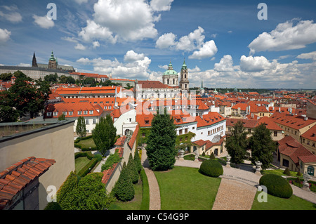 Praga - Vrtba Garden e sullo skyline di San Vito e San Nicola Foto Stock