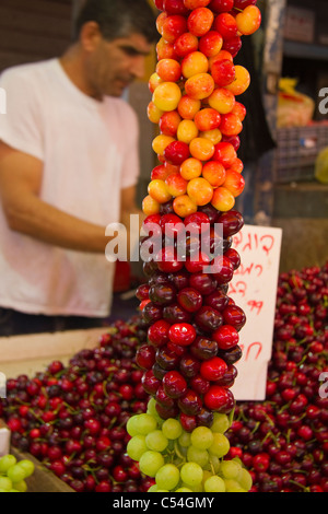 Le ciliegie e uva in vendita mercato Carmel Tel Aviv Israele Foto Stock