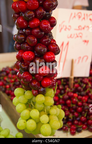 Le ciliegie e uva in vendita presso il Carmelo di mercato outdoor Tel Aviv Israele Foto Stock