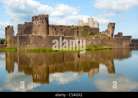 Castello di Caerphilly, South Wales, Regno Unito, con torre ristrutturata Foto Stock