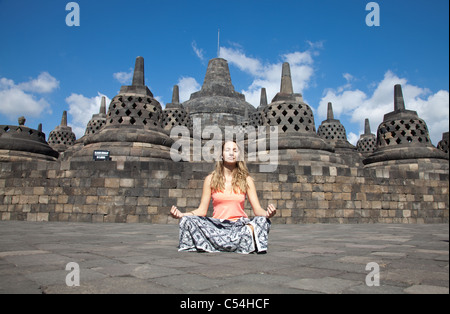 Donna meditando al tempio di Borobudur in Jogjakarta, Java, Indonesia Foto Stock