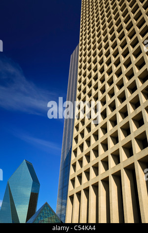 0ld-stile ufficio rettangolare edificio con pattern ripetitivo sulla sua facciata in netto contrasto con un edificio moderno. Foto Stock