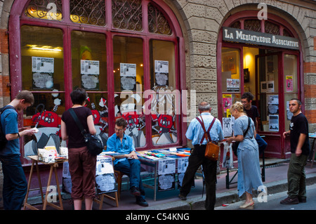 Tolosa, Francia, pubblico giovani che fanno shopping all'alternative Small Book Store Café, all'esterno, Street Scene Foto Stock