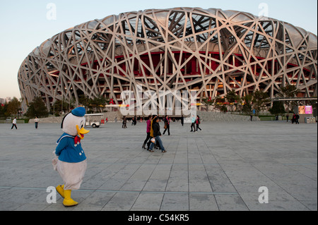 I turisti in Stadio Nazionale di Pechino, Olympic Green a Pechino, Cina Foto Stock