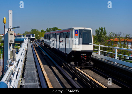Tolosa, Francia, treno automatico anteriore della metropolitana che entra in stazione, esterno, treni della linea metropolitana Foto Stock