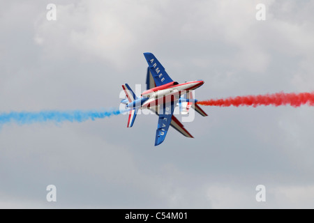La Dornier/ Dassault getti alfa del francese AF team display "Patrouille de France " in un cross over volare oltre Foto Stock