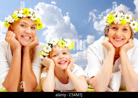 Ritratto di nonna, madre, nipote di diademi giacente in studio Foto Stock