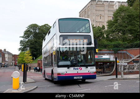 Double Decker bus in livrea Firstbus guidando attraverso il centro città di Norwich, Norfolk, Inghilterra. Foto Stock