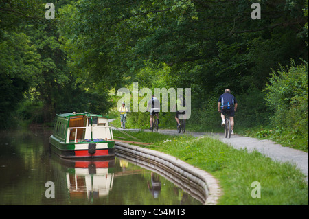 I ciclisti su strada alzaia su Monmouthshire e Brecon Canal vicino al villaggio di Llangattock Powys South Wales UK Foto Stock