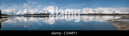 Panorama di coperte di neve montagne GrandTeton riflessa nel lago Jackson Foto Stock