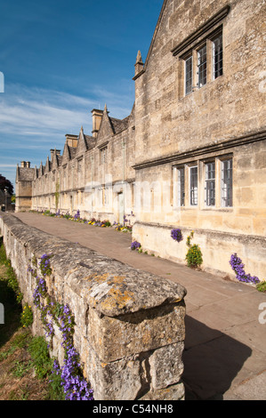 Una fila di pietra gli ospizi di carità nella piccola e antica città di lana di Chipping Campden, Cotswolds, Inghilterra Foto Stock