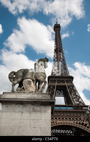 Parigi - Torre Eiffel scultura di cavallo Foto Stock
