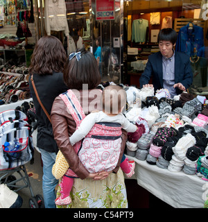 Donne fuori per fare shopping in un mercato, Busan, Yeongnam, Corea del Sud Foto Stock