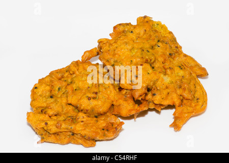 Onion bhaji isolato su uno sfondo bianco Foto Stock