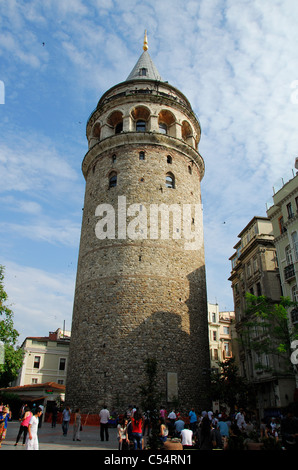 ISTANBUL, Turchia. Una vista della Torre di Galata nel quartiere di Beyoglu. 2011 Foto Stock