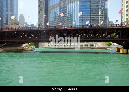Ponte su un fiume, Michigan Avenue Bridge, Chicago River, Trump International Hotel and Tower, Chicago, Illinois, Stati Uniti d'America Foto Stock