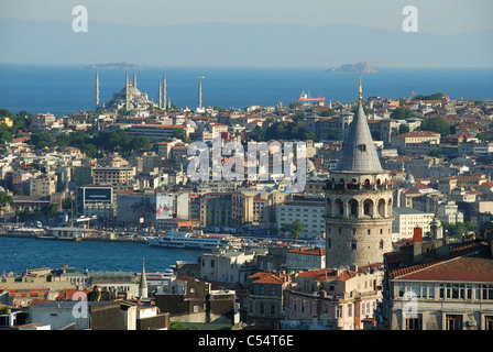 ISTANBUL, Turchia. Una vista da Beyoglu al Golden Horn e il quartiere di Sultanahmet, con la Torre di Galata sulla destra. 2011. Foto Stock