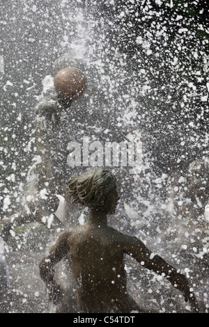 Giocando con le fontane, University Square, Rostock Germania Foto Stock