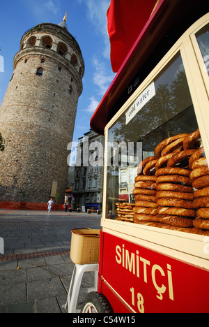 ISTANBUL, Turchia. Vista di un carrello simit dalla Torre di Galata nel quartiere di Beyoglu. 2011. Foto Stock