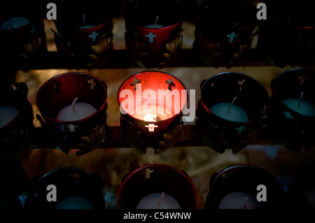 Candela votiva a bruciare in una cattedrale, San Francesco Cattedrale, Santa Fe, New Mexico, NEGLI STATI UNITI Foto Stock