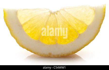 Fetta di limone su uno sfondo bianco. Foto Stock