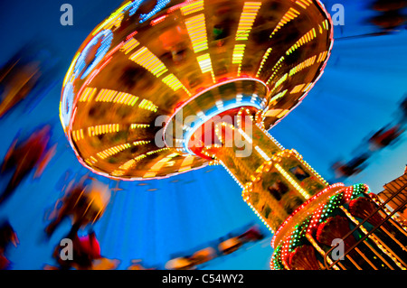 Angolo basso in prospettiva di una catena di corsa di oscillazione in New Mexico State Fair, Nuovo Messico, STATI UNITI D'AMERICA Foto Stock