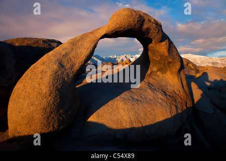 La luce del sole che cade su un arco naturale, Mobius Arch, Alabama Hills, Lone Pine, CALIFORNIA, STATI UNITI D'AMERICA Foto Stock