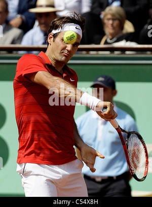 Roger Federer in azione contro il numero uno al mondo e difendendo il campione Rafael Nadal nella finale degli Open di Francia al Roland G Foto Stock
