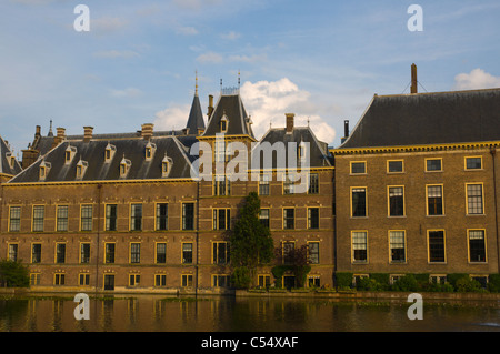 Binnenhof complesso palazzo dal lago Hofvijver Den Haag l'Aia provincia di South Holland Olanda Europa Foto Stock