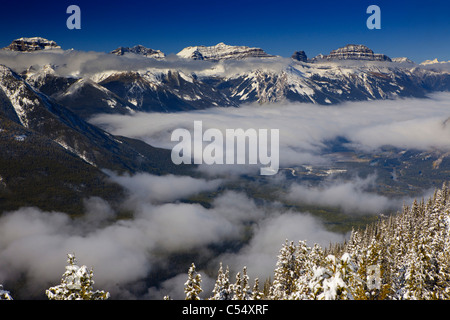 Montagne circondate dalle nuvole, Montagna di Zolfo, Banff, il Parco Nazionale di Banff, Alberta, Canada Foto Stock