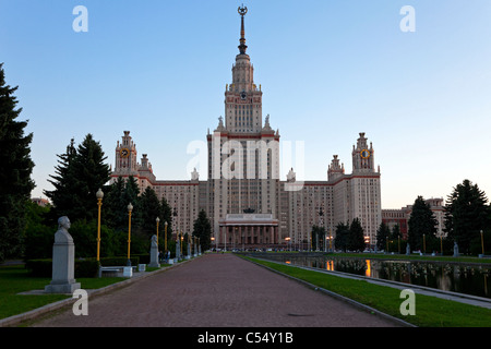 L'edificio principale dell'Università Statale di Mosca, facciata Orientale. Mosca, Russia. Foto Stock