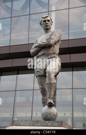 Bobby Moore statua allo Stadio di Wembley, London, Regno Unito Foto Stock