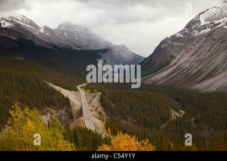 Angolo di alta vista di una autostrada passando attraverso le montagne, Icefields Parkway, Jasper National Park, Alberta, Canada Foto Stock