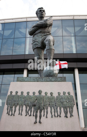 Bobby Moore statua allo Stadio di Wembley, London, Regno Unito Foto Stock