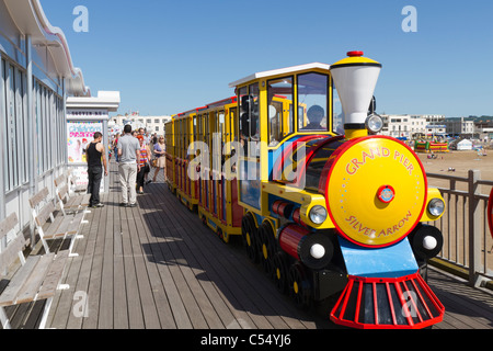 Piccolo treno sul Grand Pier in Weston Super Mare Foto Stock