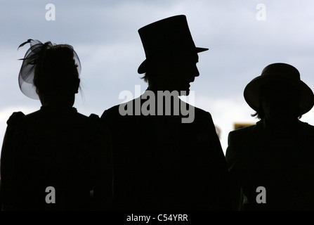 Sagome di un uomo e di una donna in cappelli, Ascot, Regno Unito Foto Stock