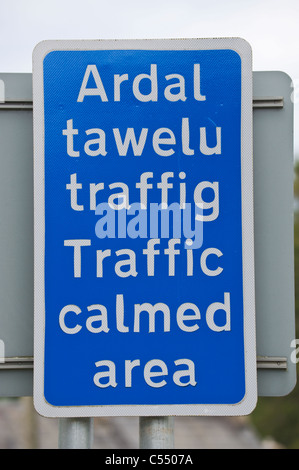 Welsh bilingue Lingua Inglese blue moderazione del traffico segno nel villaggio rurale di Llangattock Powys South Wales UK Foto Stock