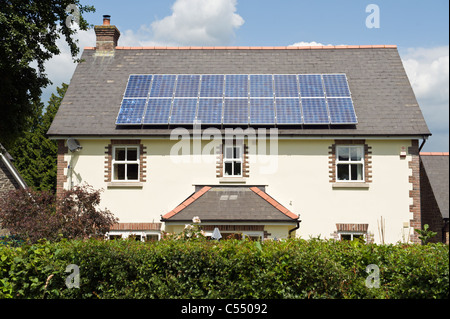 Pannelli solari sul tetto di casa indipendente nel villaggio di Llangattock Powys South Wales UK Foto Stock