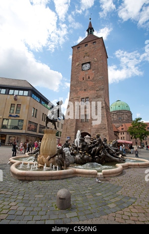 Brunnen Ehekarussell Am weissen Turm in der Altstadt fontana ben presso la torre bianca nella città vecchia Foto Stock