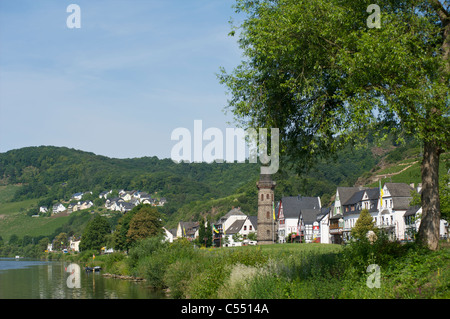 Fiume Moselle e la città di Hatzenport, Renania-Palatinato, Germania Foto Stock