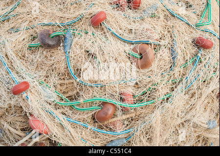 Colorate le reti da pesca sono accatastati, l'uno sfondo Foto Stock