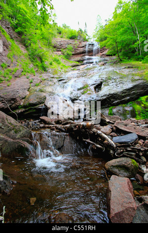 L'acqua che cade dalle rocce, divieto Beulach Falls, Cape Breton Highlands, Cape Breton Island, Nova Scotia, Canada Foto Stock